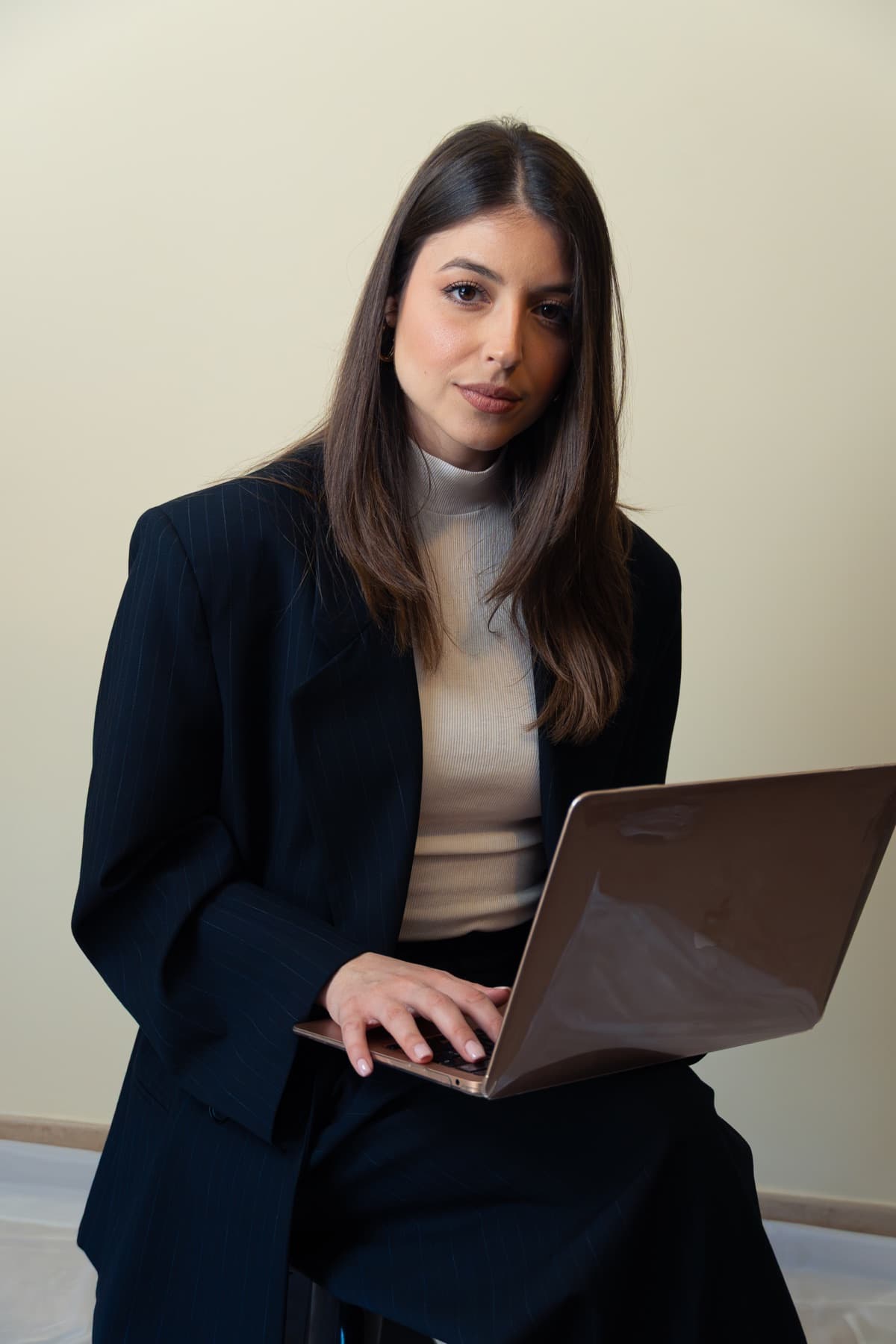 Chiara Ferrara al lavoro con il laptop