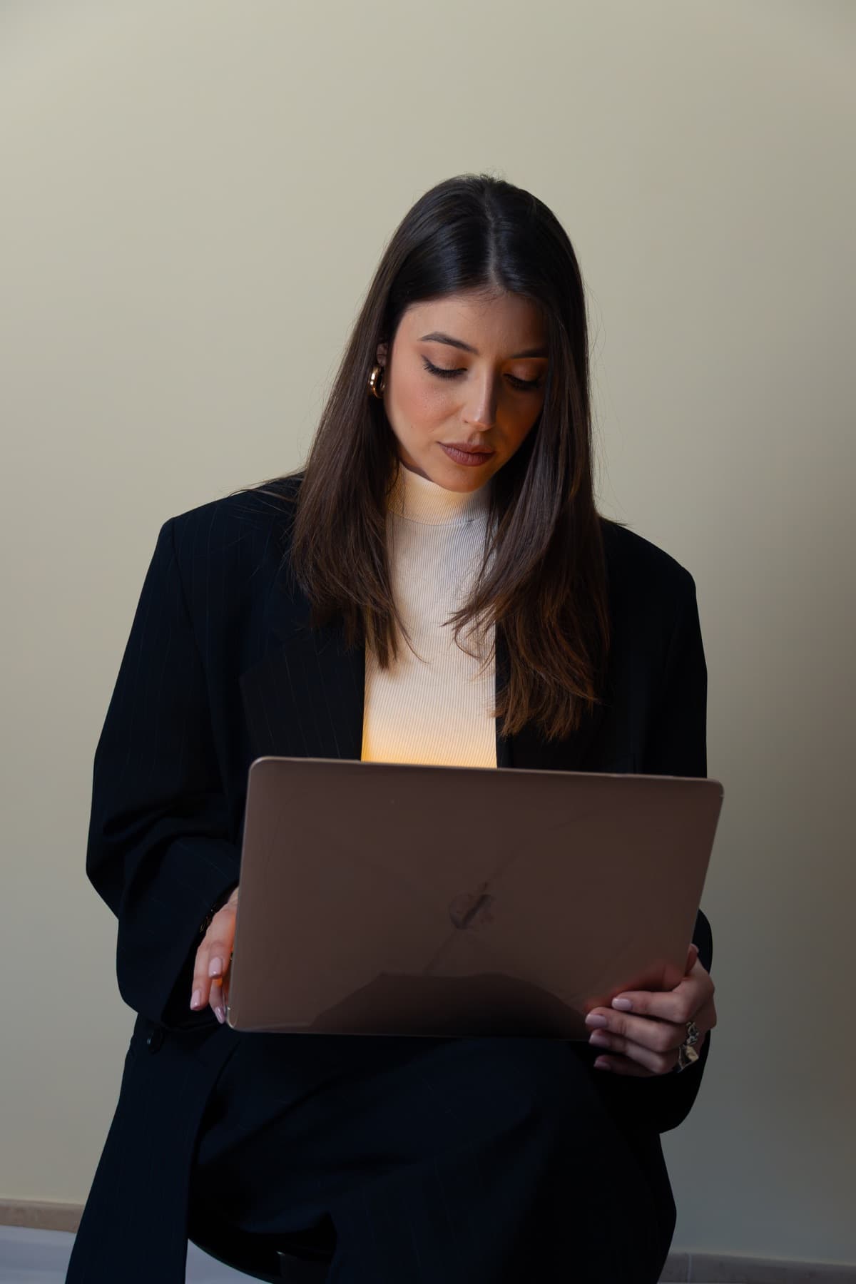 Chiara Ferrara mentre monta i contenuti al computer